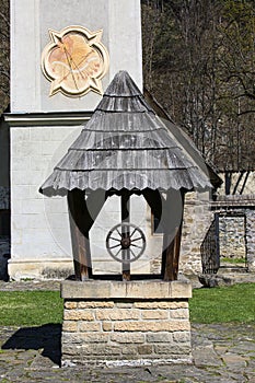 Červený kláštor zo 14. storočia, zvonica so slnečnými hodinami, drevená studňa, Slovensko
