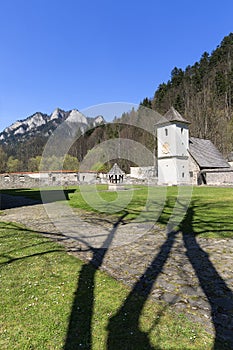 Červený klášter, zvonice, ohradní zeď a výhled na masiv Tří korun, Slovensko