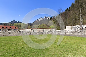 Červený Kláštor, hradba a výhľad na masív Trojkoruny, Slovensko