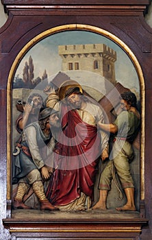 5th Stations of the Cross, Simon of Cyrene carries the cross