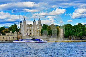 Th tower of London by the thames river