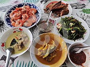 Thai chef cooking food fusion traditional local southern thai food set on dish plate for served guest customer on table at