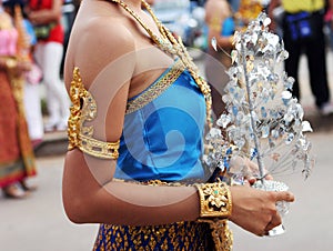 Una mujer en claro tradicional ropa 