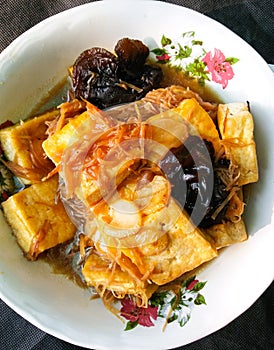 Thai food fried Tofu and Black fungus in Ginger Tamarind sauce.