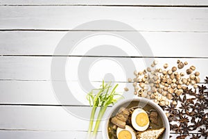 Comida pimienta sobre el de madera blanco mesa. de cerca a 