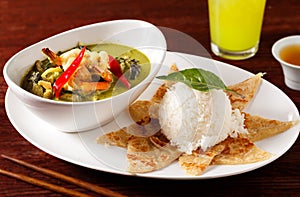 Thai Green Curry Soup with Rice and Bread