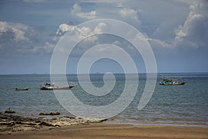 Místní dřevěný malé člun plovák v more oceán na písek pláž v propast z thajsko a počkejte úlovek a mořský 