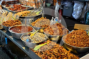 Lidé cestovat a nakupování jídlo na plovoucí trh 