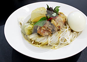 Thai rice flour noodles put beside chicken green curry