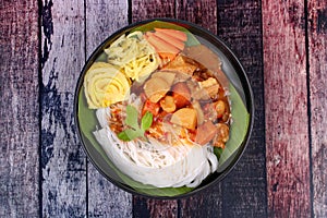 Thai rice noodle with beef in japanese curry.