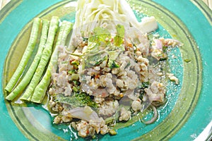 Thai spicy minced chicken salad and fresh vegetable