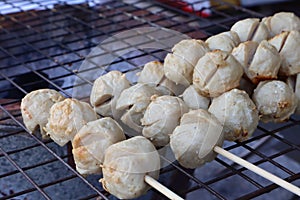 Thai-style grilled meatballs It is a snack that is easy to find everywhere.