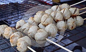 Thai-style grilled meatballs It is a snack that is easy to find everywhere.