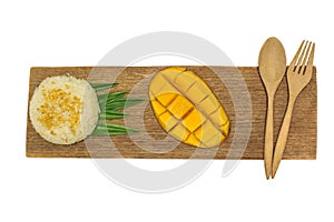 Thai sweet sticky rice with Ripe mango in wooden dish