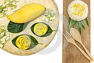 Thai sweet sticky rice with Ripe mango in wooden dish