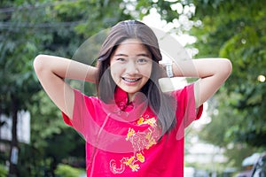 Hermosa chica en chino ropa relajarse a sonrisa 