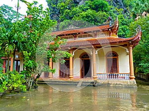 Thai Vi temple on Tam Coc river