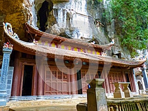 Thai Vi temple on Tam Coc river