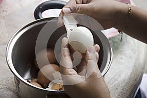 Žena vařený vejce vaření 