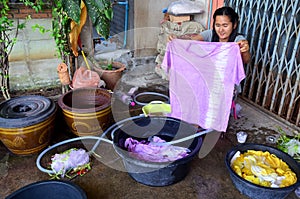 Žena ukázat tkanina kravata batikování barvení přírodní barva 