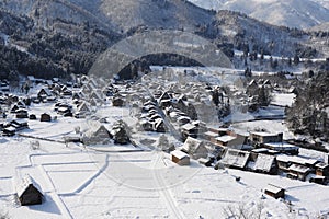 Doškovej strecha domy pokrytý v sneh v zime 