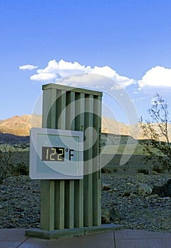 The themometer reaches 122 Fahrenheit degree, Death Valley National Park