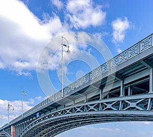 The Theodor-Heuss Bridge connects Mainz Kastel City with Wiesbaden City