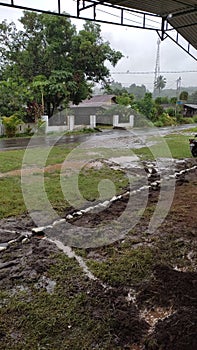 therain in front of the hause