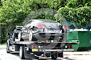 Danado lujo auto cerca basura almacenamiento 