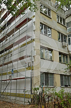 Thermal insulation of an apartment building