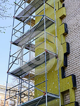 Thermal insulation of the facade of an apartment building with thick mineral rockwool slabs