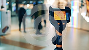 Thermographic device is scanning a public place