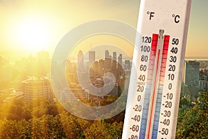 Thermometer in front of Montreal skyline