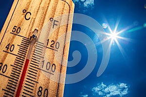 Teplomer slnko nebo 40. horúci leto. vysoký leto teploty v stupňa celzia a 
