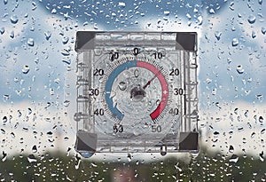 The thermometer on the of the window, the rain poured ..