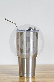 Thermos tumbler mug that made of stainless steel with metal drinking straws