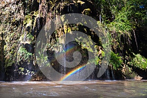 Cascada arcoíris cascada rechazar sobre el un rio en, tailandia 