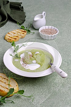 Thick cream soup of green vegetables