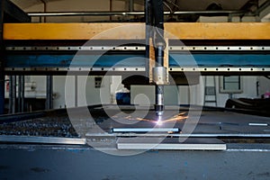 Thick metal cutting plasma cutting machine technology, flame with sparks