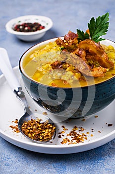 Thick pea soup with bacon