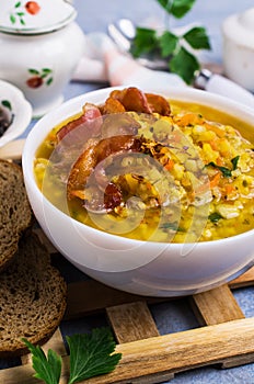 Thick pea soup with bacon