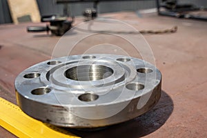 Thick-walled metal flange for apparatus operating under high pressure