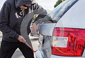 Thief breaking car