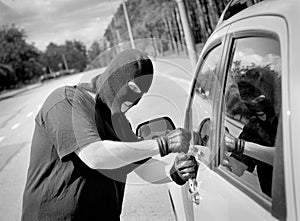 Thief breaks into a car door