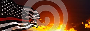 Delgado línea. negro bandera de Estados Unidos de América bombero línea ondulación en viento sobre el mástil contra el cielo nubes sobre el soleado 