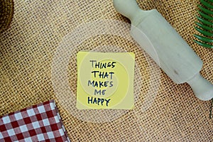 Things That Makes Me Happy write on sticky notes isolated on Wooden Table