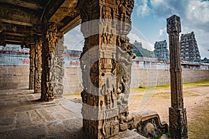 Thirukalukundram is known for the Vedagiriswarar temple complex, popularly known as Kazhugu koil (Eagle temple).