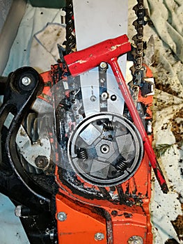 Thorough cleaning of the chainsaw