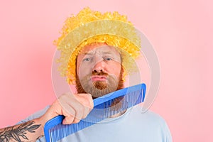 Thoughtful man with beard, yellow peruke and big comb