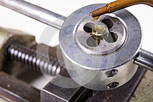 Thread cutting cut in the screw during operation. Oil drops from the oiler on the knife for cutting threads